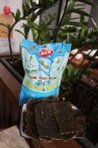 Snack bánh tráng nướng vị rong biển của Rico, với bao bì 35g, sản phẩm giòn rụm và thơm ngon