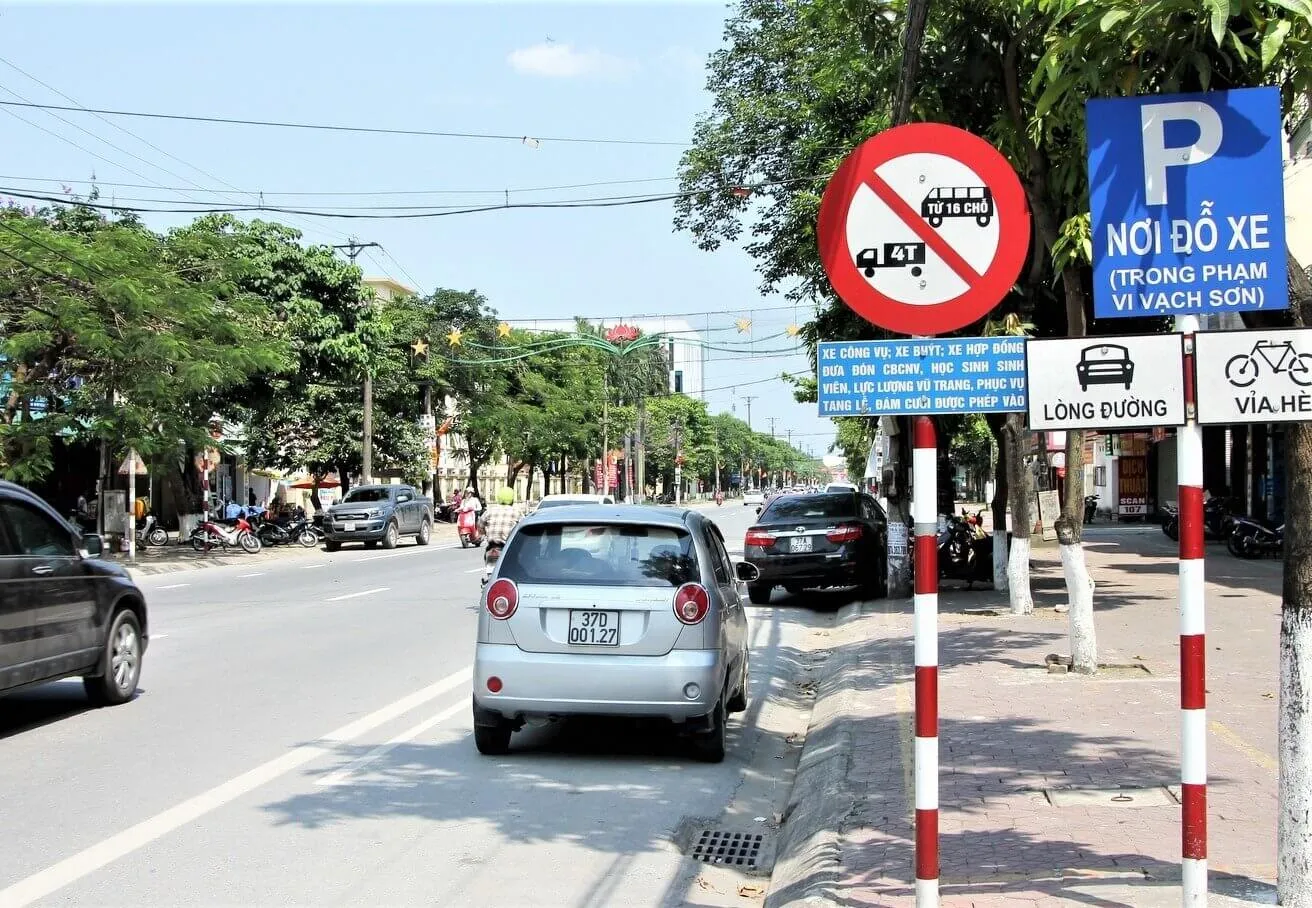 Một số ảnh biển báo giao thông đường bộ phổ biến tại Việt Nam
