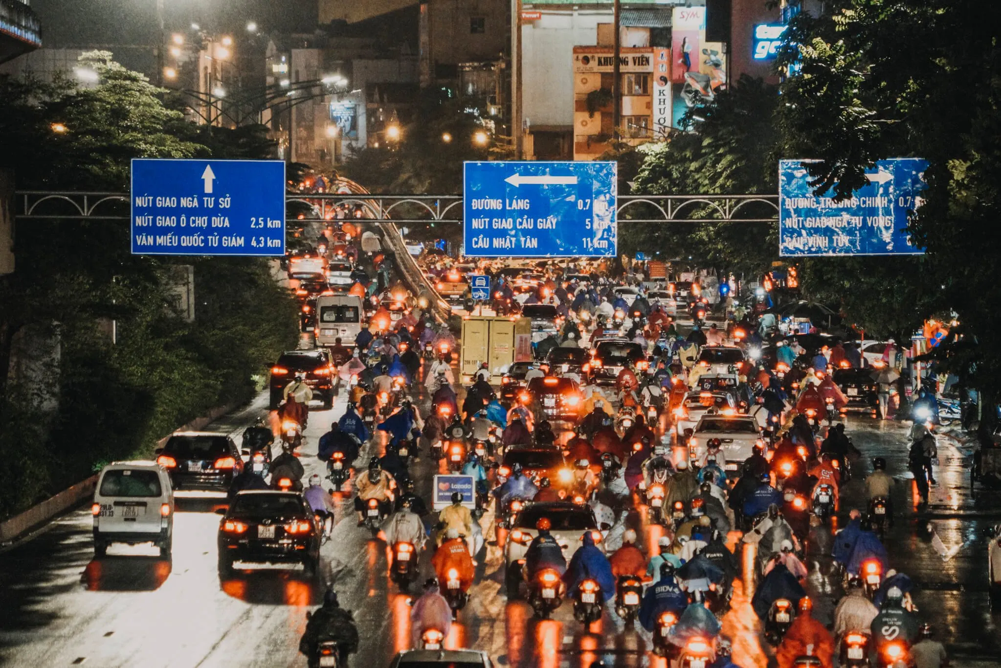 Ảnh giao thông đông đúc tại Việt Nam với nhiều phương tiện và biển báo