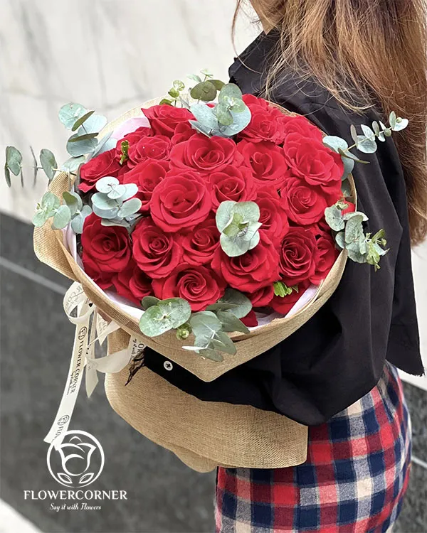 bó hoa hồng đỏ đẹp được gói tinh tế, tượng trưng cho tình yêu nồng cháy