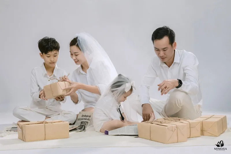 Gia đình 4 người mặc trang phục thường ngày, tạo dáng gần gũi