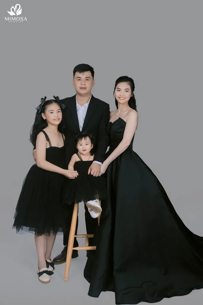 Cha mẹ mặc veston, áo cưới, con cái mặc đồ lịch sự khi chụp ảnh gia đình 4 người
