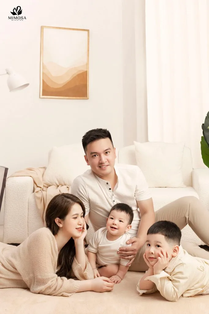 Khoảnh khắc gia đình 4 thành viên cười đùa tự nhiên, ấm áp