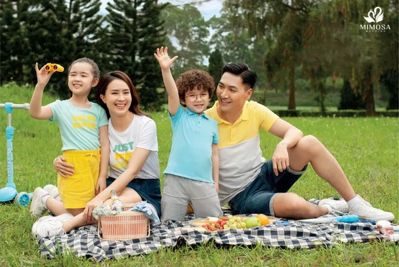 Gia đình 4 người tạo dáng chụp ảnh ngoại cảnh với tư thế độc đáo và ấn tượng