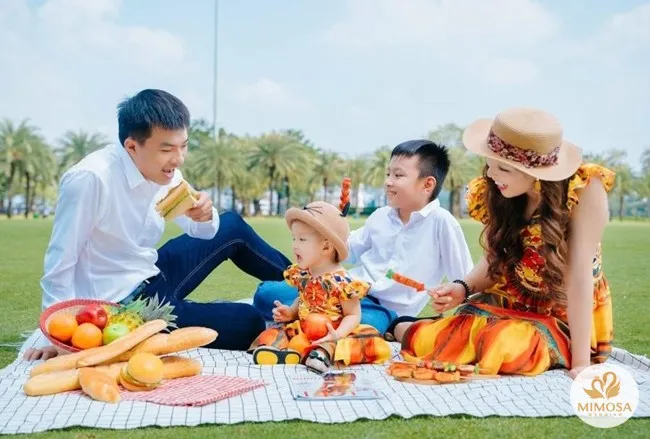 Gia đình 4 người dã ngoại, chụp ảnh ngoại cảnh tự nhiên