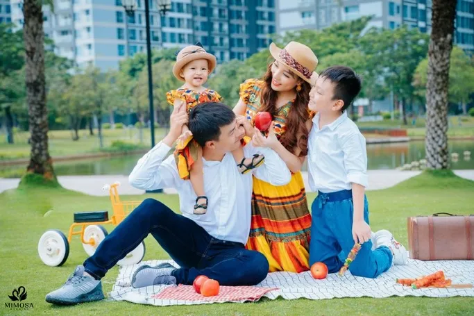 Bố mẹ chơi đùa cùng con cái, ghi lại khoảnh khắc tự nhiên, đáng yêu