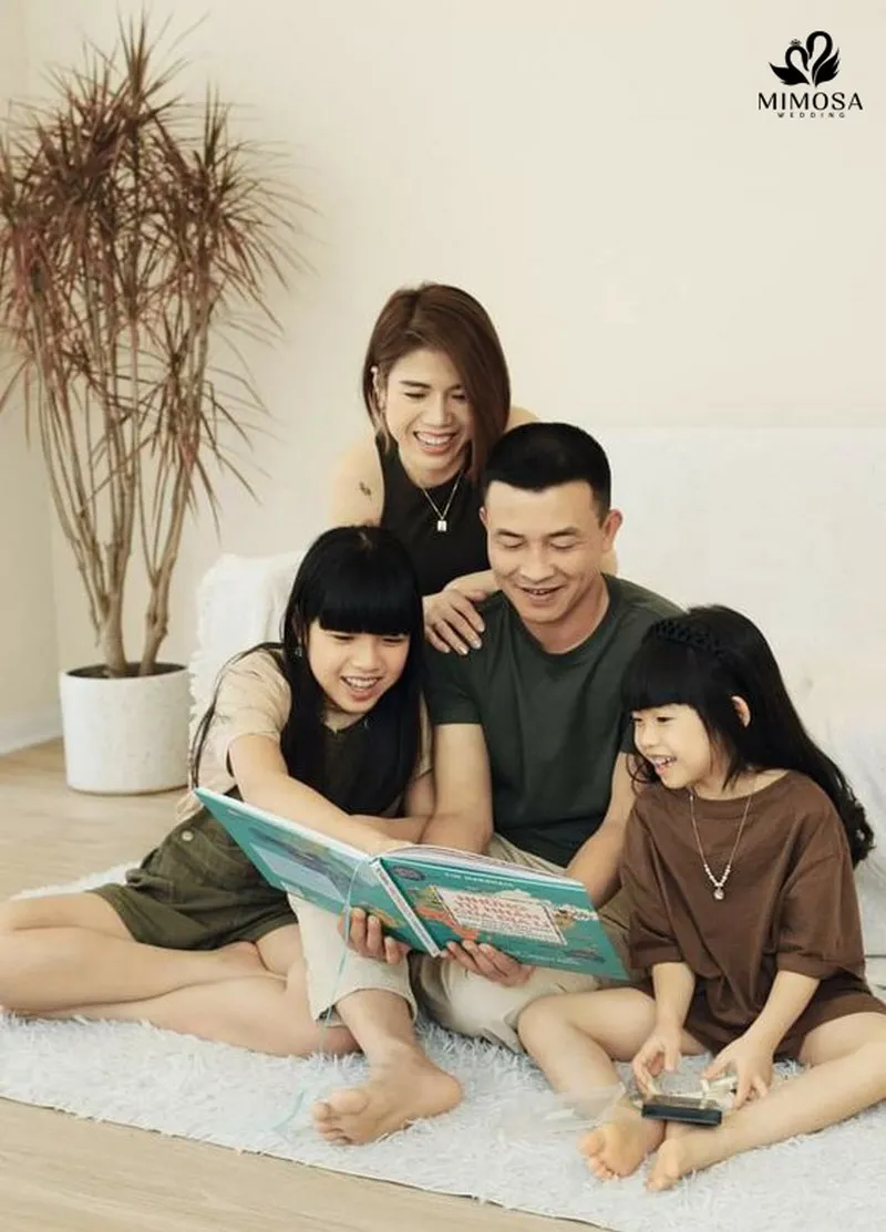 Bố mẹ cùng con học bài, tạo dáng chụp ảnh gia đình ấm cúng