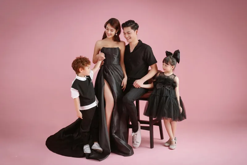 Gia đình 4 người chụp ảnh tại nhà hoặc studio, địa điểm phù hợp với concept