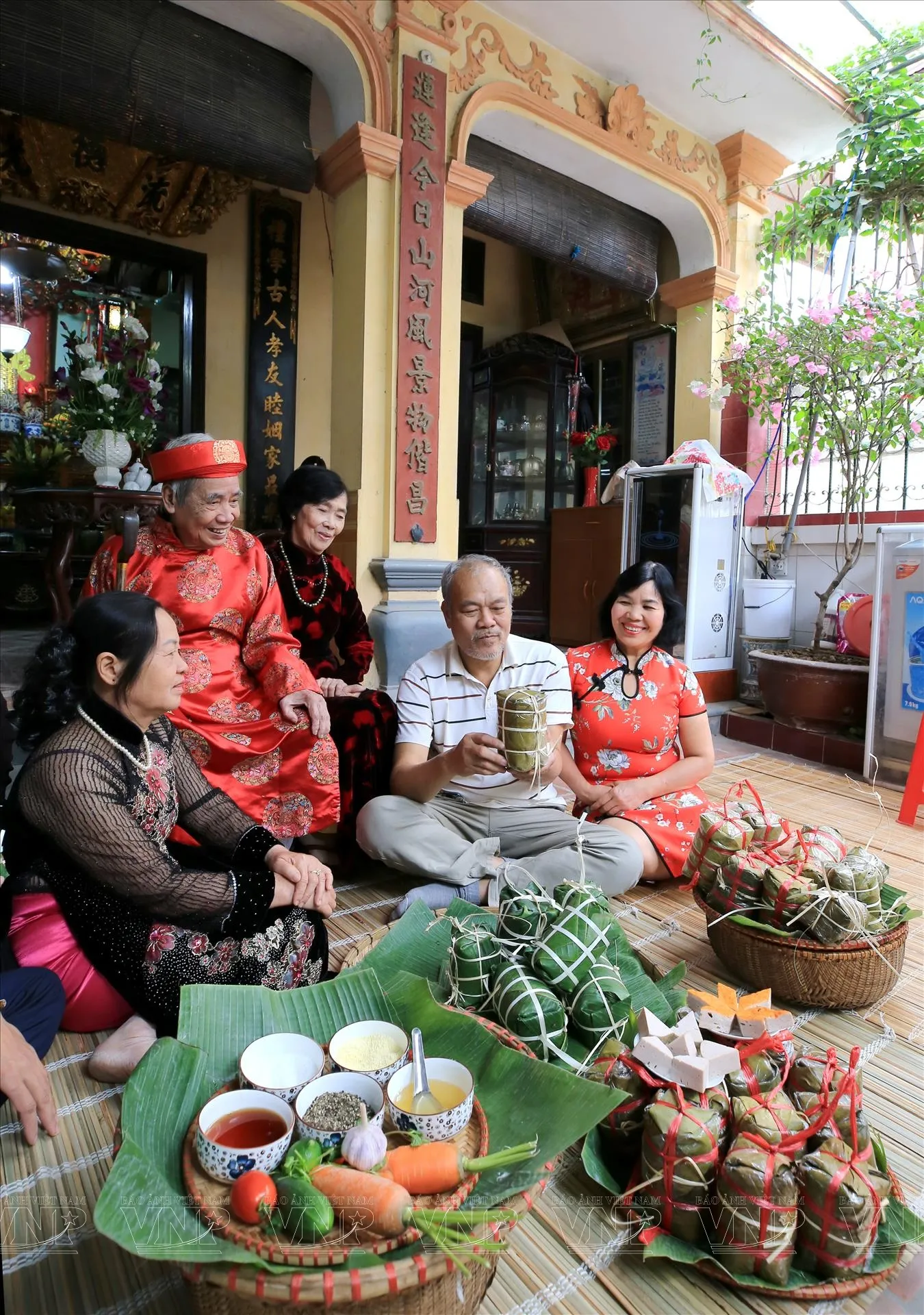 Hình ảnh đĩa giò chả truyền thống Việt Nam, một món ăn quen thuộc trong mâm cỗ Tết