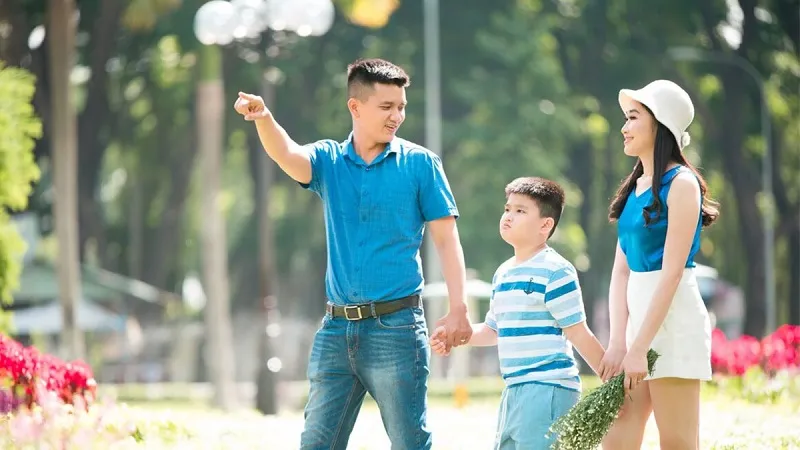 Cha mẹ và con ôm nhau