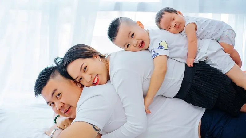 Khoảnh khắc hạnh phúc của gia đình 4 người