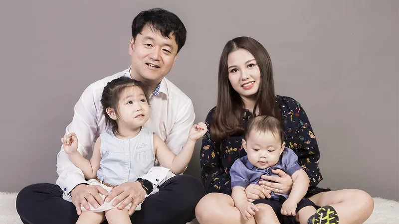 Gia đình 4 người vui vẻ