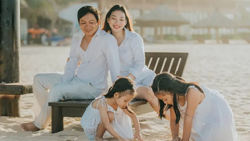 Gia đình 4 người trên đồng cỏ