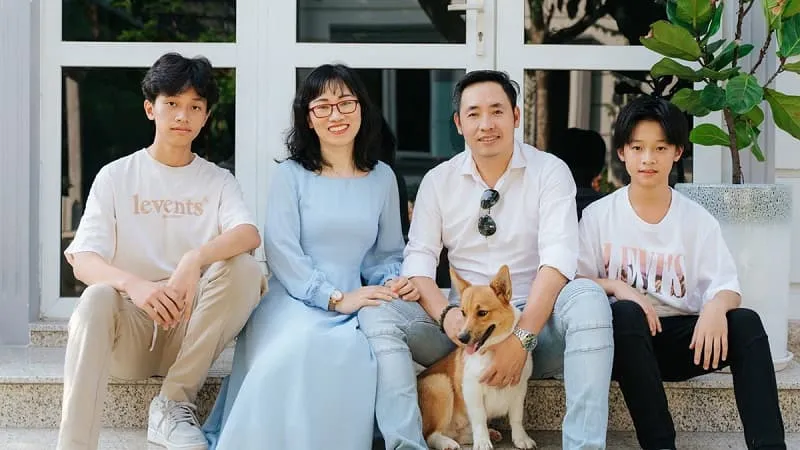 Gia đình 4 người ôm nhau