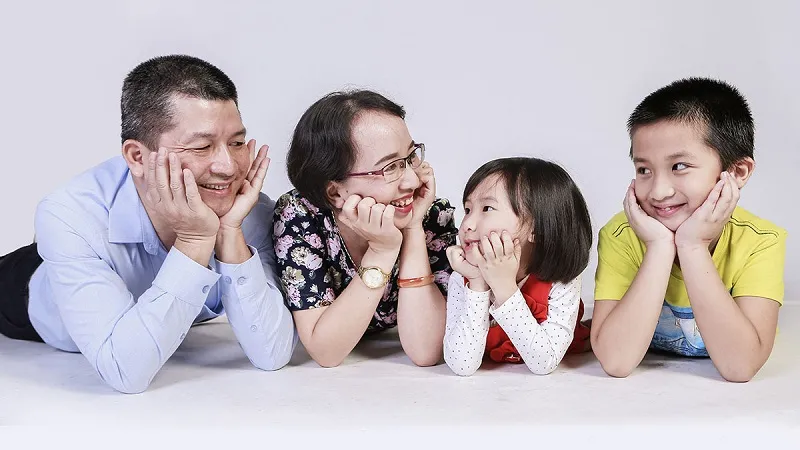 Gia đình 4 người dưới ánh nắng
