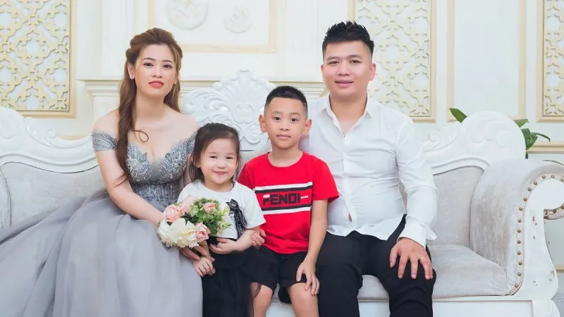 Khoảnh khắc vui tươi gia đình 4 người
