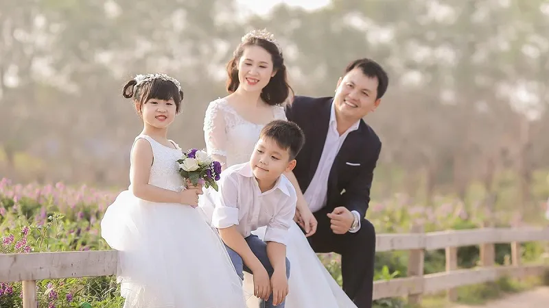 Gia đình 4 người chơi đùa