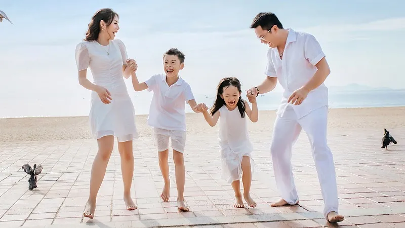 Gia đình 4 người nắm tay nhau