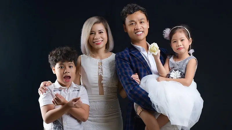 Gia đình Hàn Quốc trong phòng khách