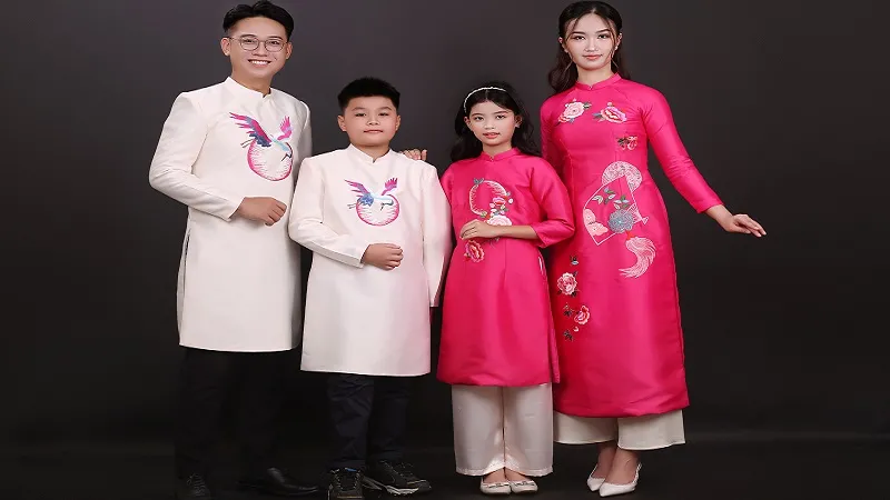 Gia đình chụp ảnh kỷ niệm Tết