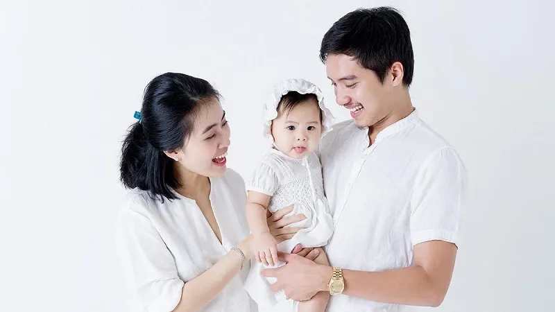 Khoảnh khắc vui vẻ gia đình 3 người
