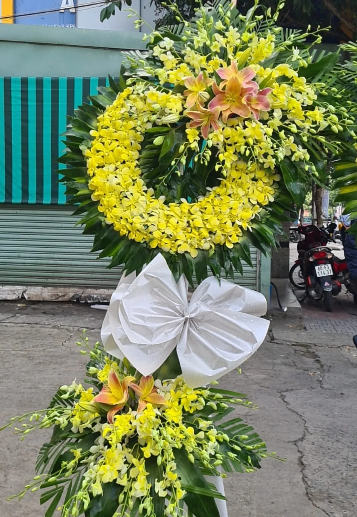 Hình ảnh vòng hoa chia buồn đám tang trang trọng