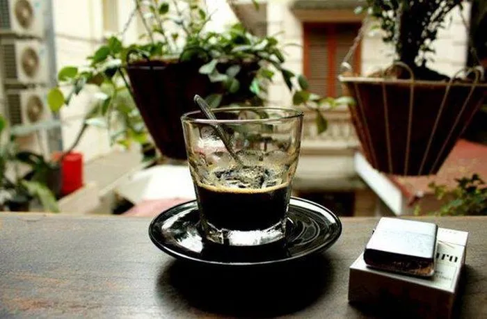 Ly cà phê đen đá trong vắt với những viên đá lạnh, tạo cảm giác sảng khoái và tinh khiết.