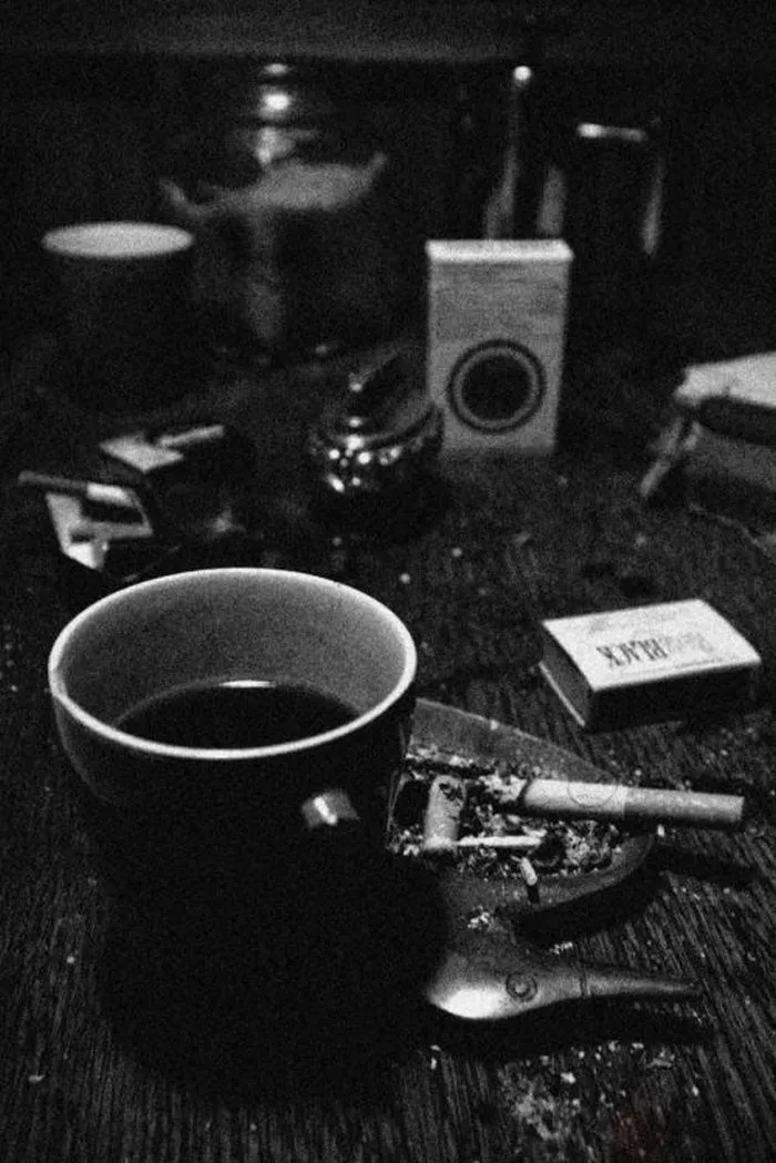 Ly cà phê chill với bọt sữa mịn màng, đặt trong không gian yên bình, tạo cảm giác thư giãn tuyệt đối.