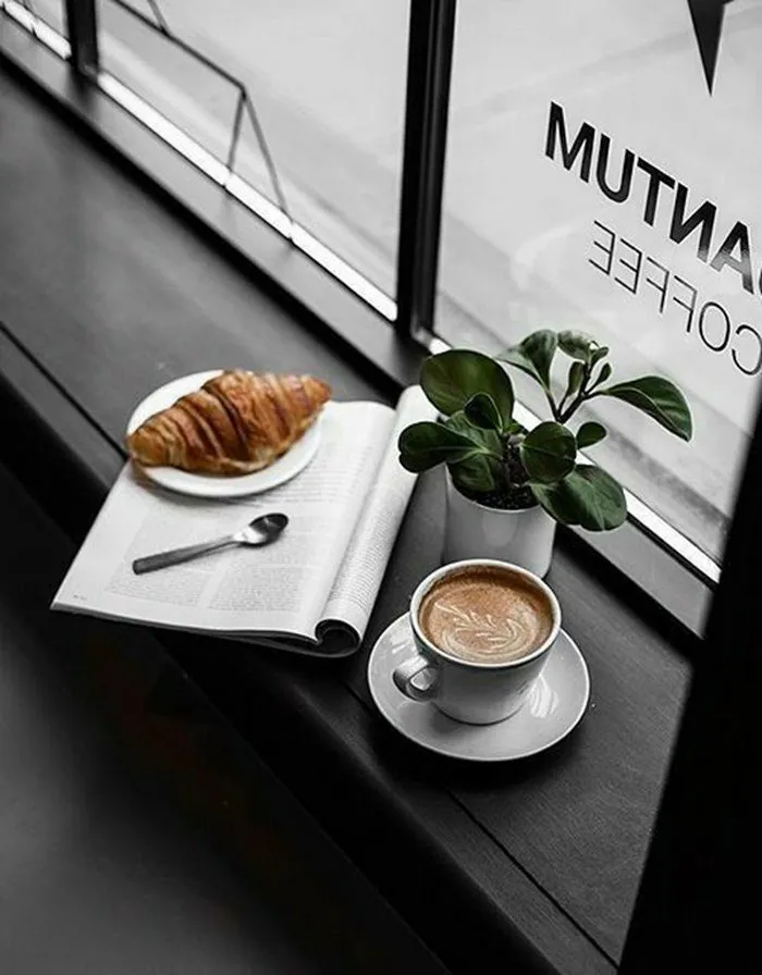 Cà phê chill với đá, cốc trong suốt, gợi ý một thức uống mát lạnh, lý tưởng cho việc xả hơi.