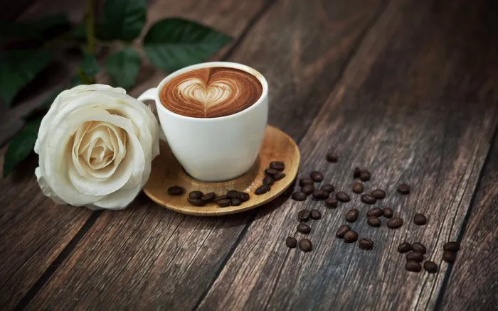 Ly cà phê Capuchino với nghệ thuật Latte Art hình lá, biểu tượng của sự tinh tế và kỹ năng pha chế.