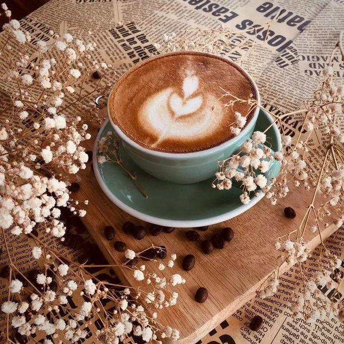 Ly Capuchino được trang trí hình tim, thể hiện sự lãng mạn và tình yêu dành cho cà phê.