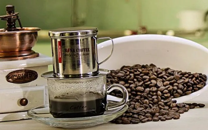 Ly cà phê phin đã pha xong, sẵn sàng để thưởng thức hương vị đặc trưng của cà phê Việt.