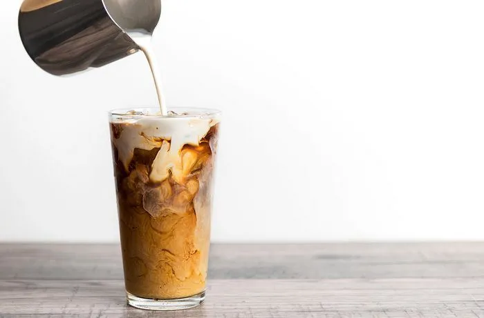 Ly bạc xỉu với hai tầng màu rõ rệt, cà phê bên dưới và sữa béo ngậy bên trên, trông rất hấp dẫn.