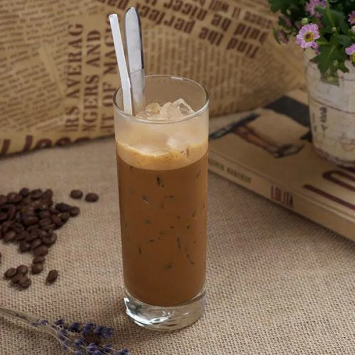 Một ly cà phê sữa đá được chuẩn bị kỹ lưỡng, mời gọi người thưởng thức đắm chìm vào hương thơm ngào ngạt.