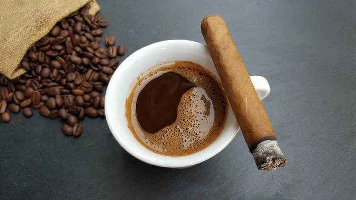 Góc nhìn độc đáo về ly cà phê và điếu thuốc, thể hiện sự đồng điệu giữa hai thứ quen thuộc.