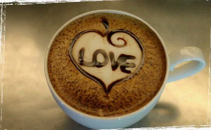 Ly cà phê Latte Art hình trái tim hoàn hảo, thể hiện tình yêu và sự chăm chút trong từng chi tiết.