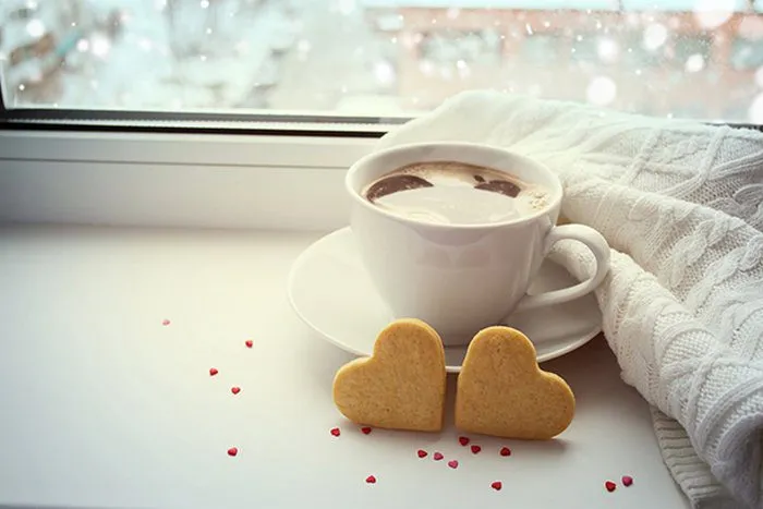 Một đôi ly cà phê tình yêu đặt cạnh nhau, biểu tượng của sự đồng điệu và sẻ chia trong tình yêu.