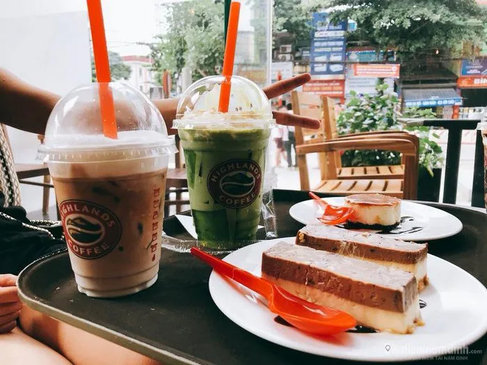 Ly cà phê Highland đặc trưng với logo thương hiệu, cho thấy sự quen thuộc và chất lượng.