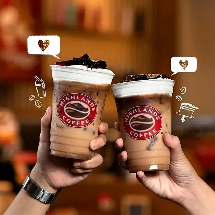 Cà phê Highland trong ly giấy take-away, thể hiện sự tiện lợi và phù hợp với nhịp sống bận rộn.