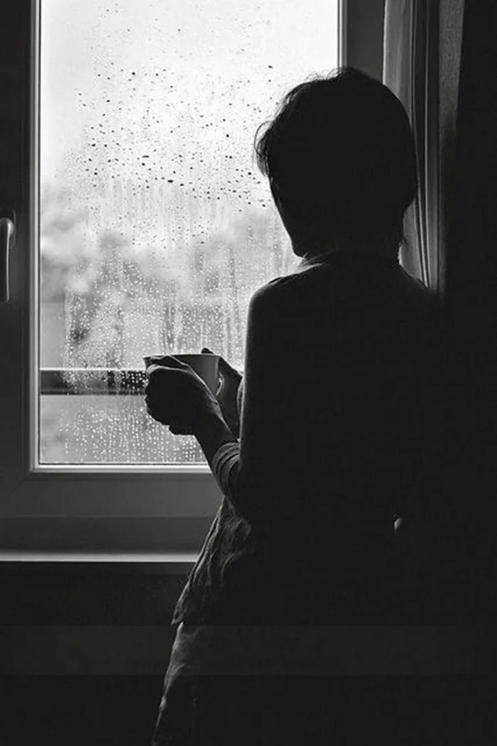 Ly cà phê với bọt sữa tan dần, gợi lên sự buồn bã và tan biến của cảm xúc.