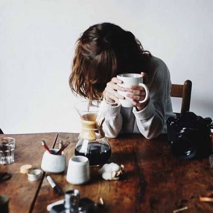 Cà phê buồn với ánh sáng yếu, tạo nên không gian riêng tư, lý tưởng cho việc trầm tư.