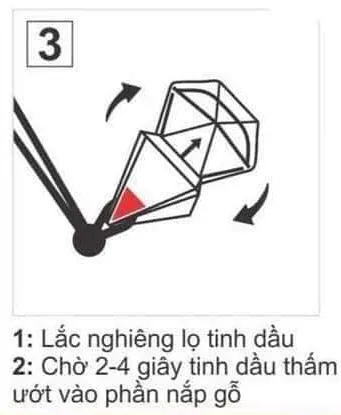 Hướng dẫn sử dụng tinh dầu treo tủ bước 3: Lắc nghiêng hoặc dựng ngược lọ để tinh dầu thấm nắp gỗ