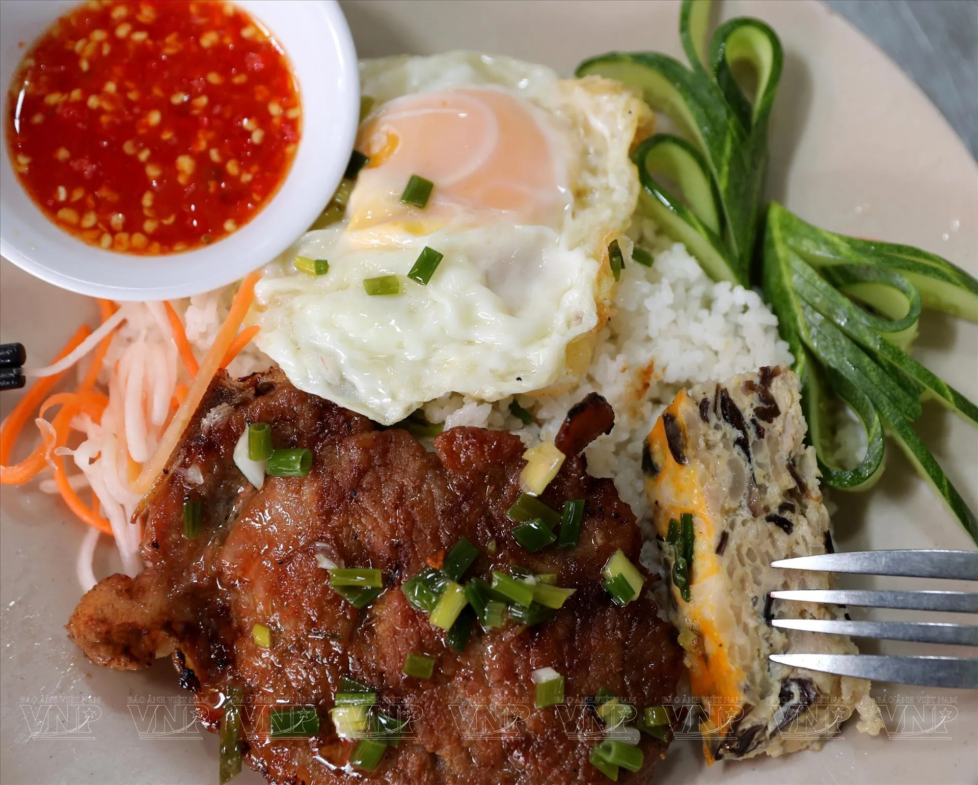 Quán cơm tấm bình dân tấp nập khách, thể hiện nét văn hóa ẩm thực đặc trưng của Sài Gòn