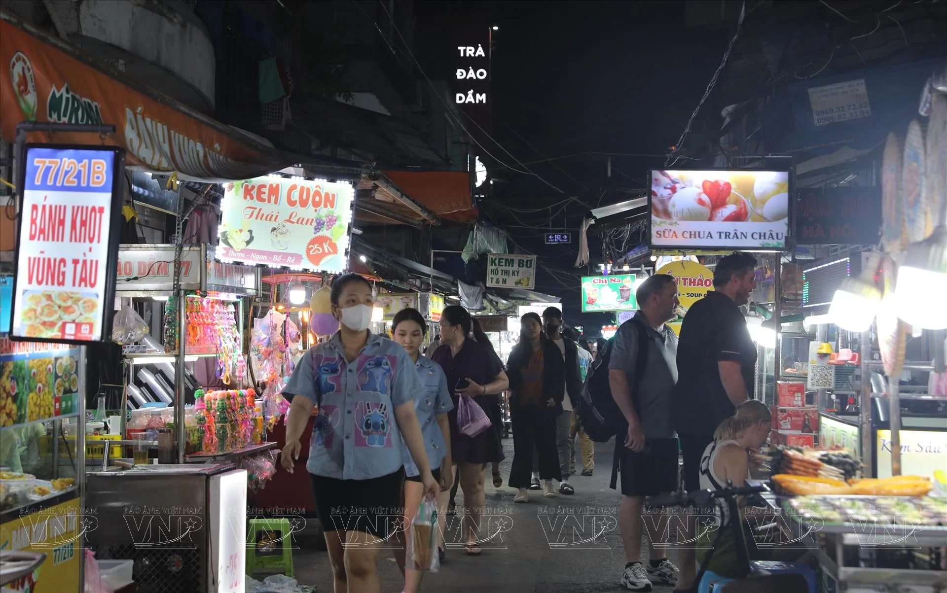 Các thành phần hấp dẫn của cơm tấm Sài Gòn bao gồm sườn nướng vàng óng và trứng ốp la
