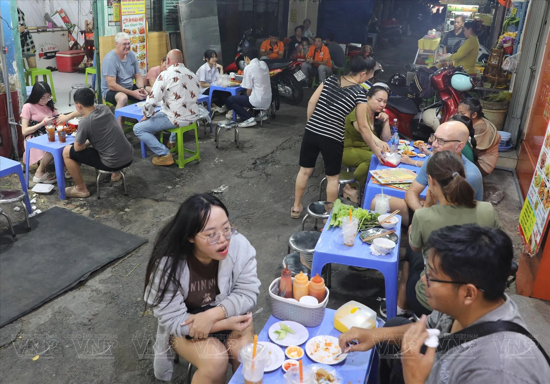 Đĩa cơm tấm Sài Gòn với sườn nướng, chả trứng và bì, món ăn đặc trưng của ẩm thực phương Nam
