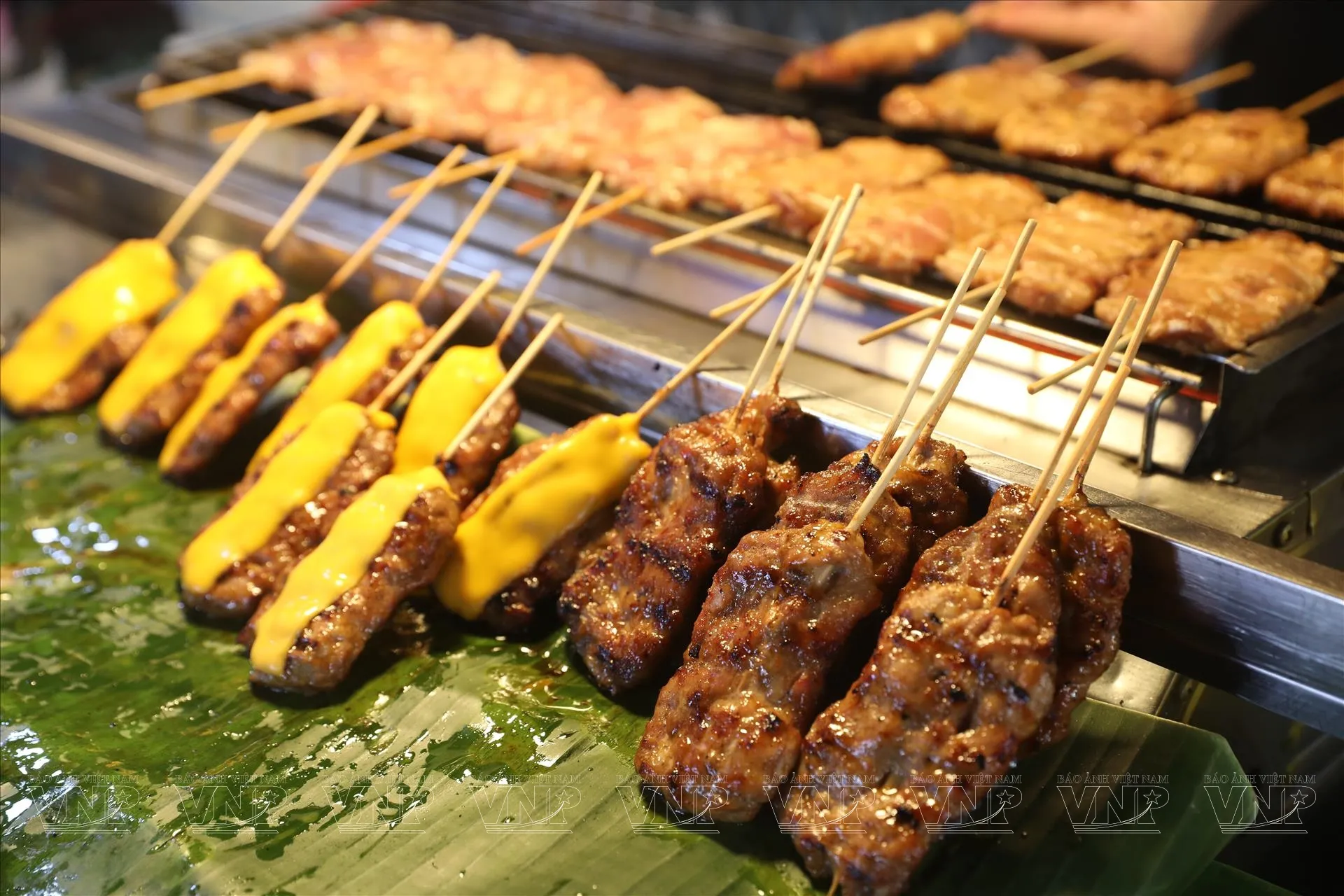 Bánh xèo giòn tan vừa đổ ra khỏi chảo, tỏa hương thơm lừng, một hình ảnh ẩm thực hấp dẫn