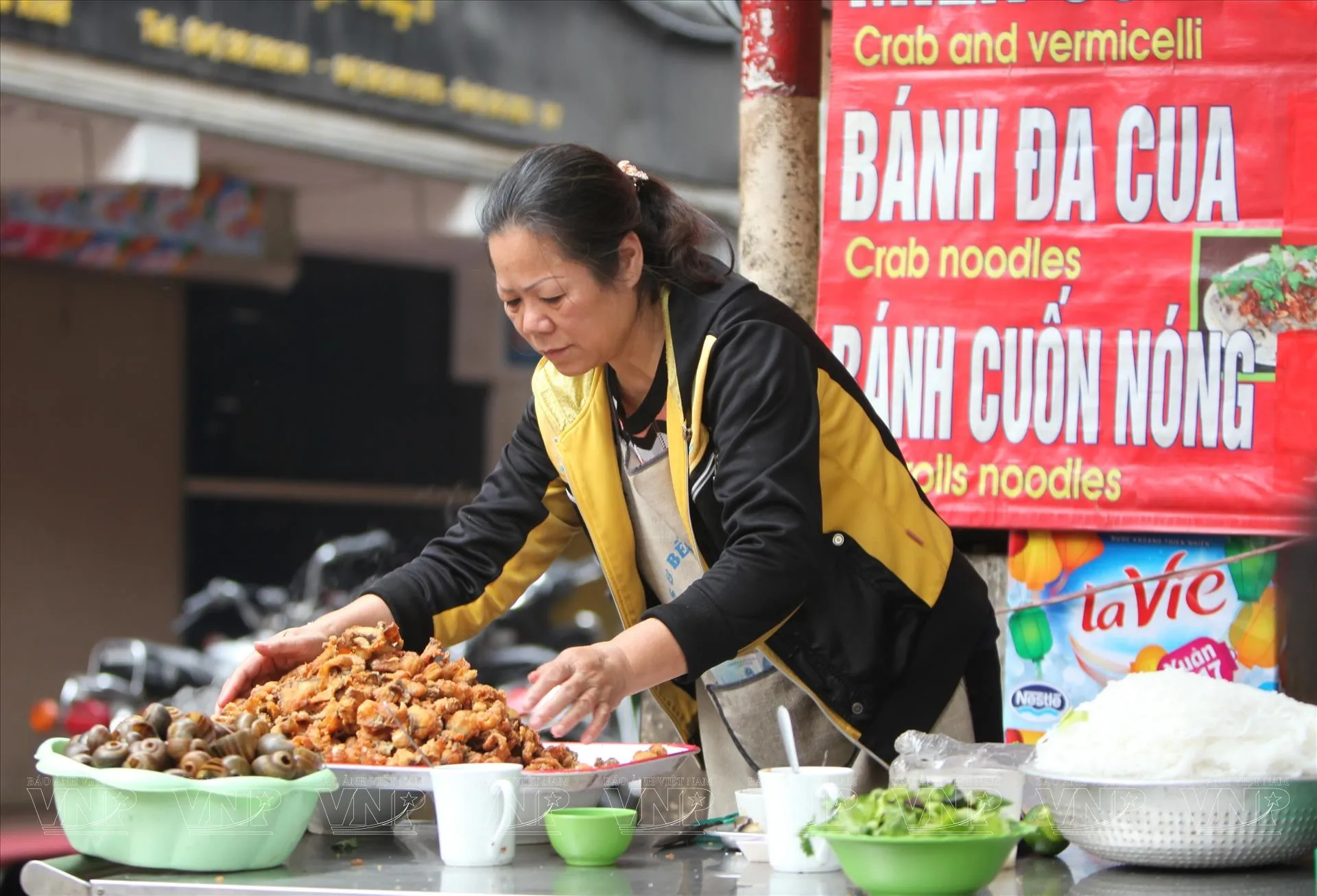 Quán ăn vặt đường phố nhộn nhịp với đa dạng các món ăn truyền thống, thể hiện hình ảnh ẩm thực sôi động