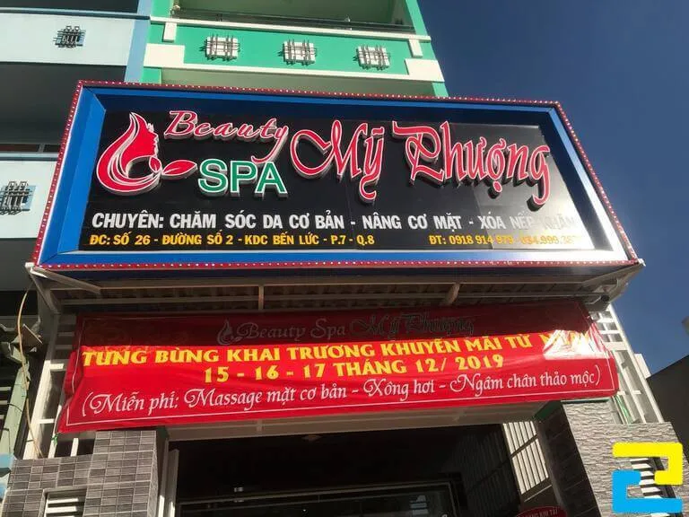 Mẫu băng rôn khai trương spa thiết kế đơn giản nền đỏ chữ vàng trắng, nổi bật