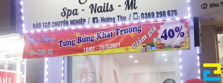 Mẫu băng rôn khai trương spa nền đỏ vàng, chữ đơn giản kết hợp hình ảnh hộp quà