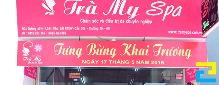 Mẫu băng rôn khai trương spa tông đỏ chủ đạo, nổi bật logo và chữ vàng